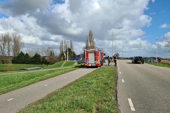 Brandweervrouw haalt kat uit sluistrap