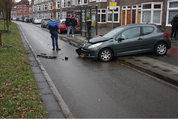 Personenauto botst tegen boom