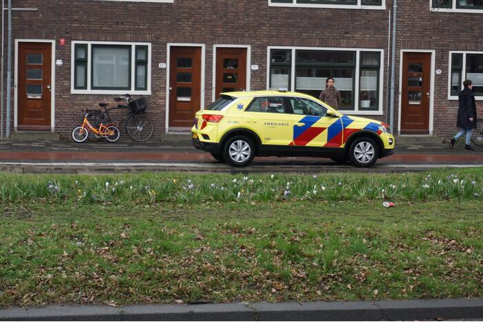 Personenauto botst tegen boom