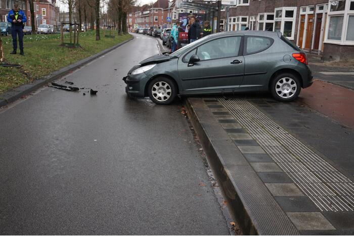 Personenauto botst tegen boom