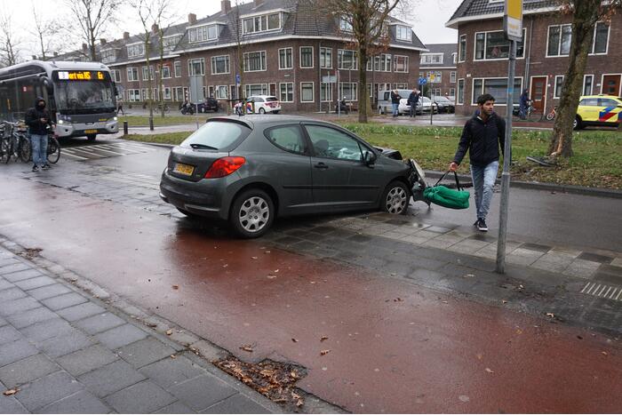 Personenauto botst tegen boom