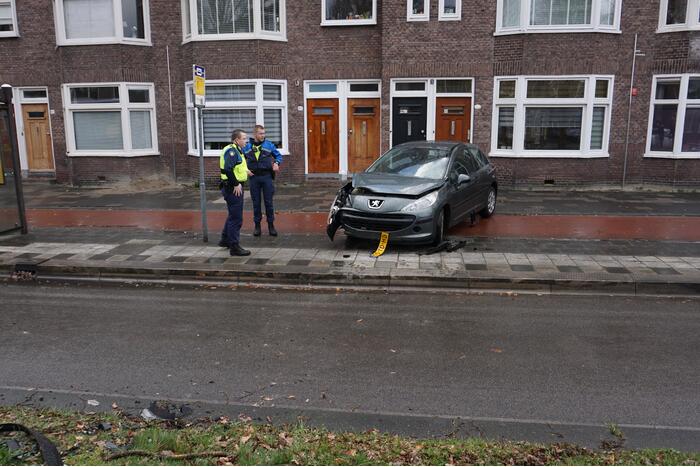 Personenauto botst tegen boom