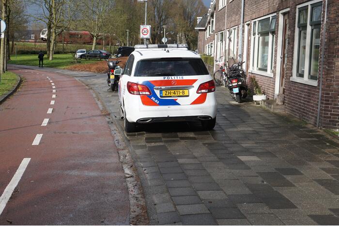 Personenauto botst tegen boom