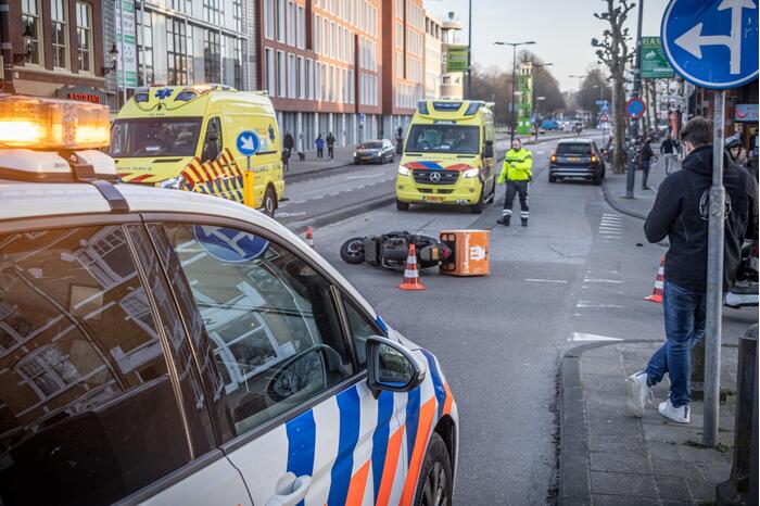 Maaltijdbezorger gewond door aanrijding met personenauto
