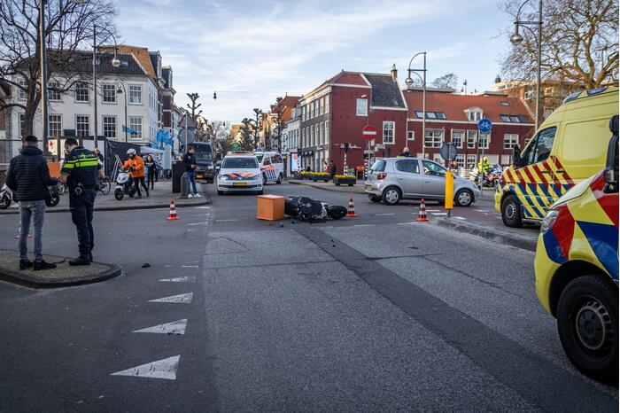 Maaltijdbezorger gewond door aanrijding met personenauto