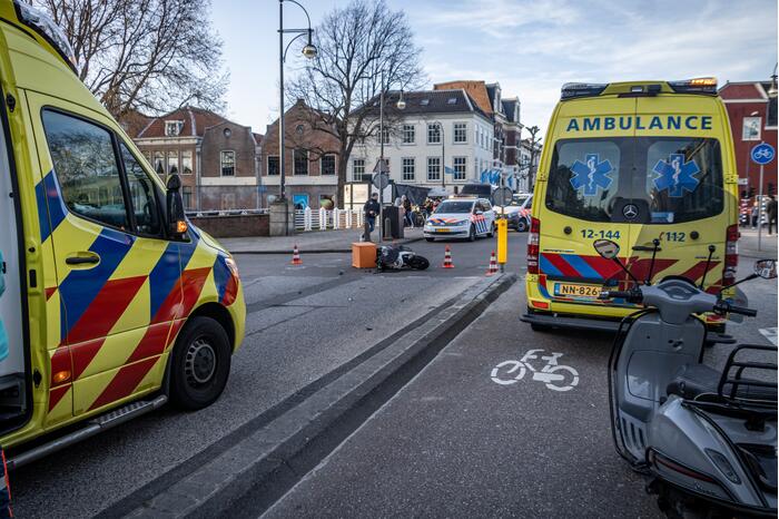 Maaltijdbezorger gewond door aanrijding met personenauto