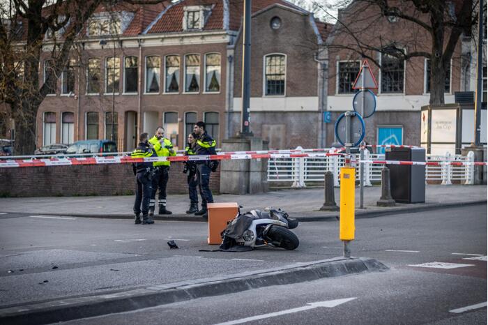 Maaltijdbezorger gewond door aanrijding met personenauto