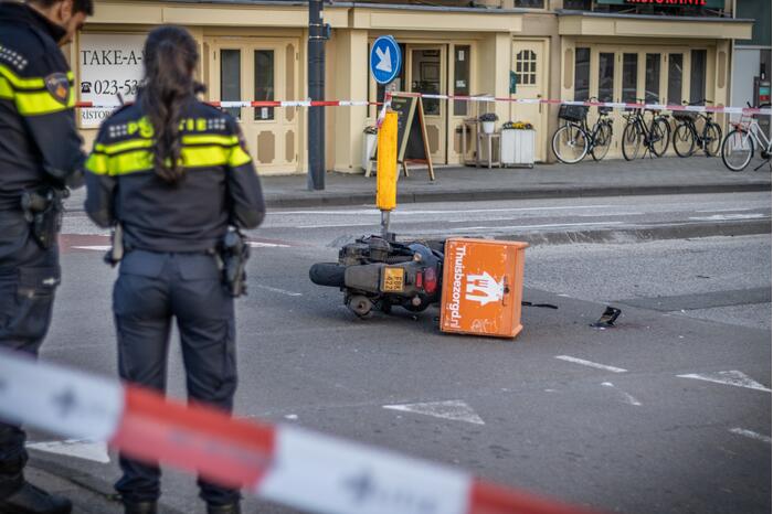 Maaltijdbezorger gewond door aanrijding met personenauto