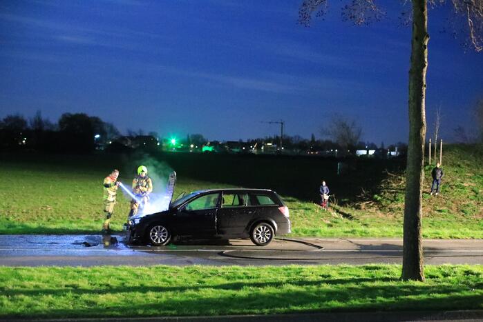 Motorcompartiment van personenauto uitgebrand
