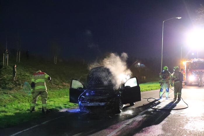 Motorcompartiment van personenauto uitgebrand