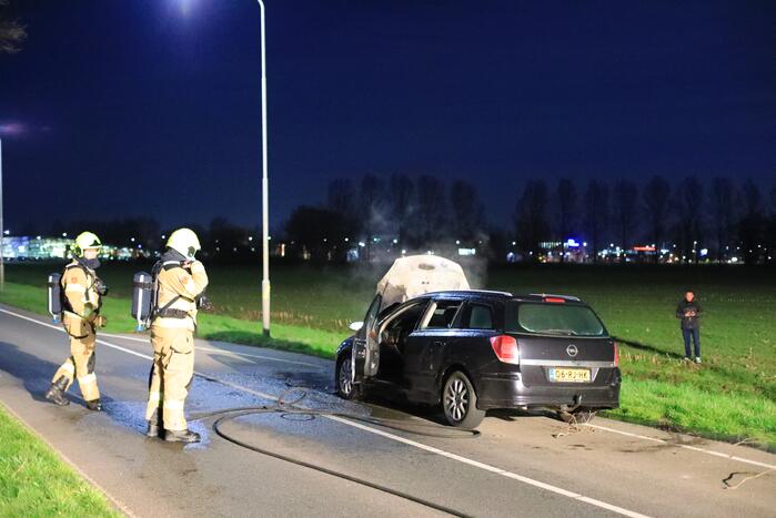 Motorcompartiment van personenauto uitgebrand