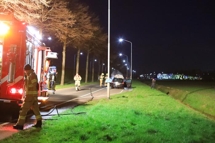 Motorcompartiment van personenauto uitgebrand