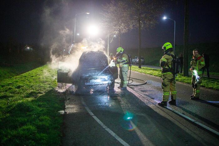 Motorcompartiment van personenauto uitgebrand