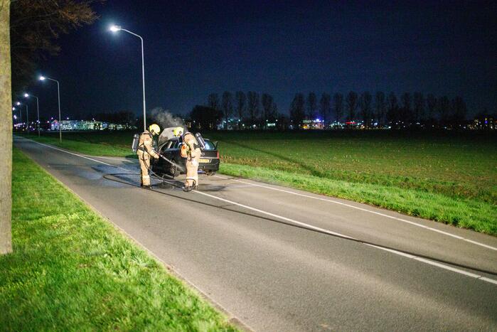 Motorcompartiment van personenauto uitgebrand