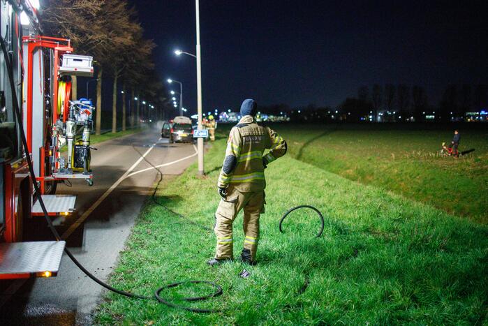 Motorcompartiment van personenauto uitgebrand