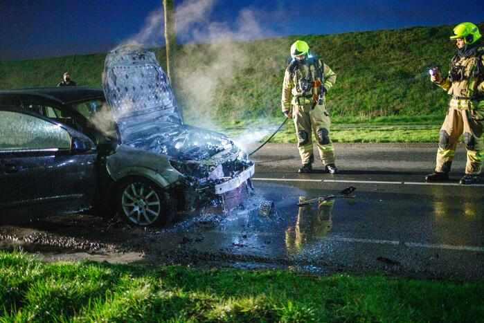 Motorcompartiment van personenauto uitgebrand