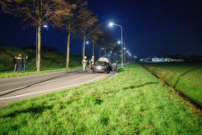 Motorcompartiment van personenauto uitgebrand