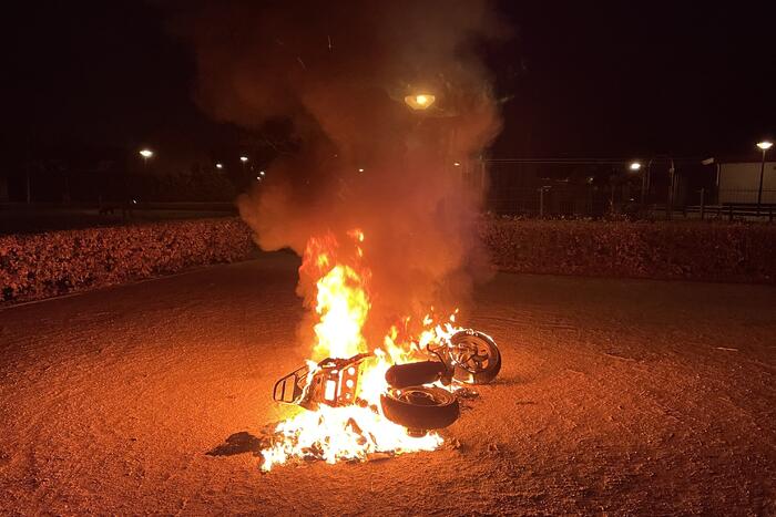 Scooter volledig in brand