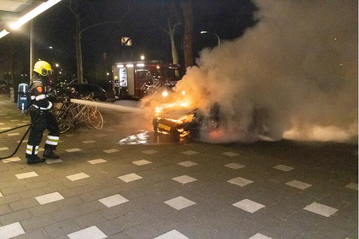 Brandweer blust in brand gestoken personenauto