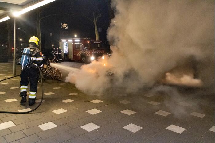 Brandweer blust in brand gestoken personenauto