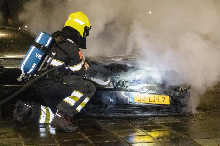 Brandweer blust in brand gestoken personenauto