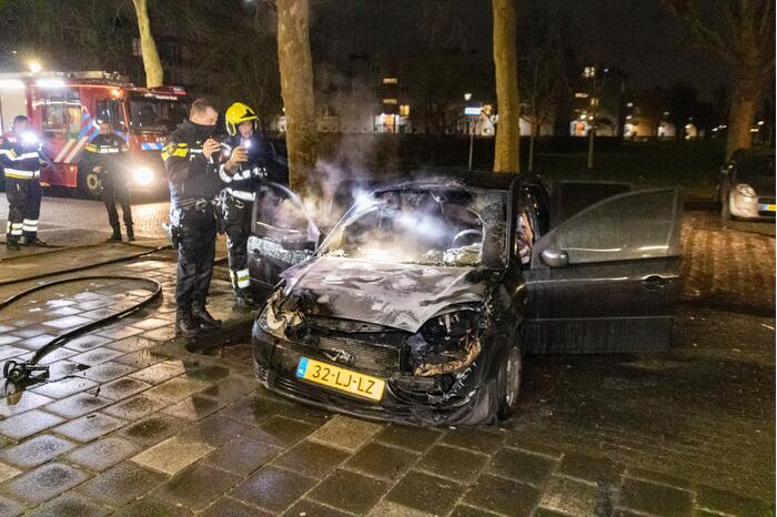 Brandweer blust in brand gestoken personenauto