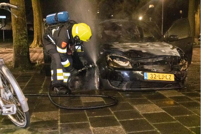 Brandweer blust in brand gestoken personenauto