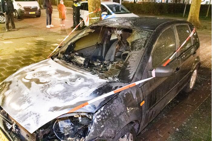 Brandweer blust in brand gestoken personenauto