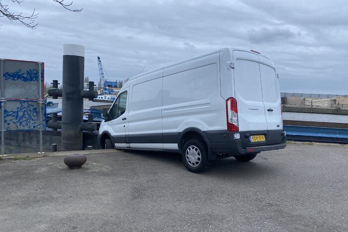 Bestelbus rijdt bijna het water in