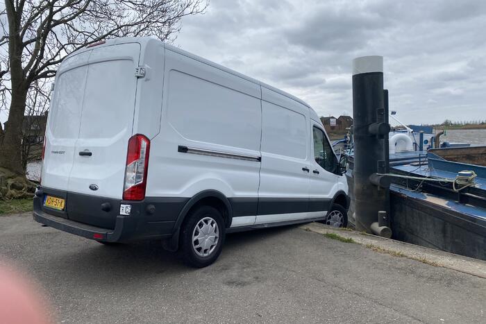 Bestelbus rijdt bijna het water in