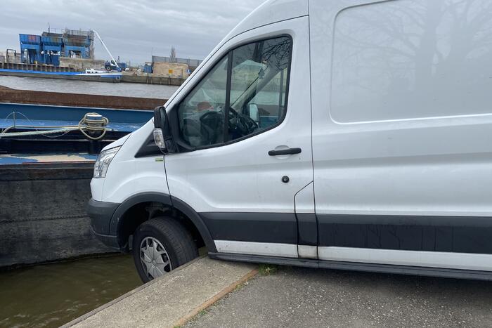 Bestelbus rijdt bijna het water in