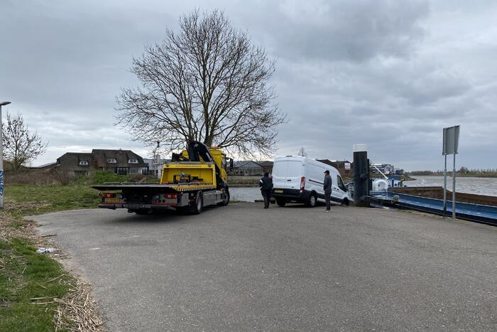 Bestelbus rijdt bijna het water in