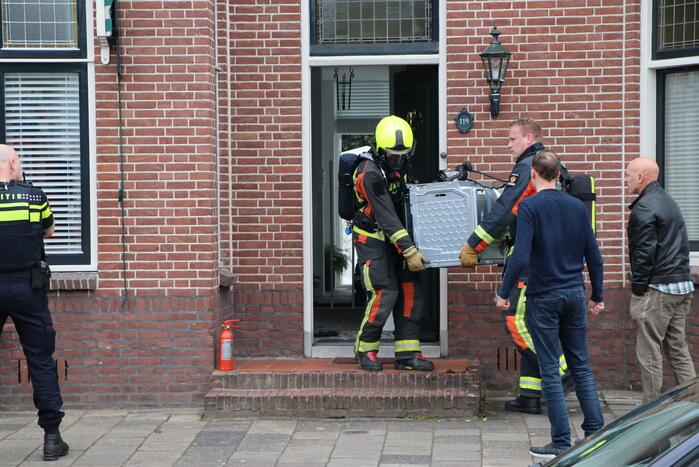 Brandweer doet onderzoek naar vermoedelijke brand in oven