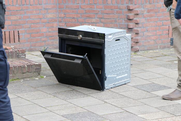 Brandweer doet onderzoek naar vermoedelijke brand in oven