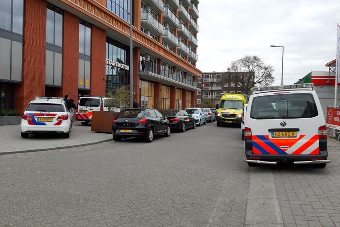 #Rotterdam Gewonde bij steekpartij in woning Tandwielstraat Rotterdam.