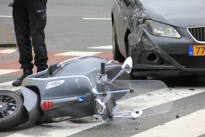 Scooterrijder gewond bij aanrijding met personenauto