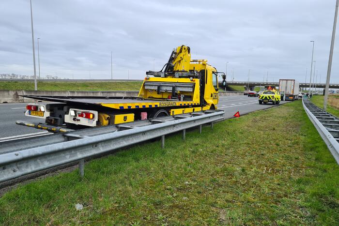 Personenauto klapt op trailer van vrachtwagen