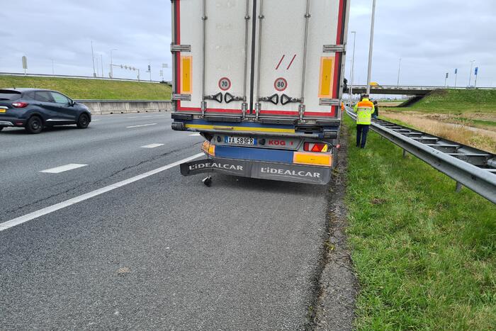 Personenauto klapt op trailer van vrachtwagen