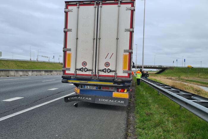 Personenauto klapt op trailer van vrachtwagen
