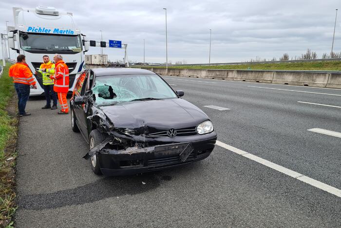 Personenauto klapt op trailer van vrachtwagen