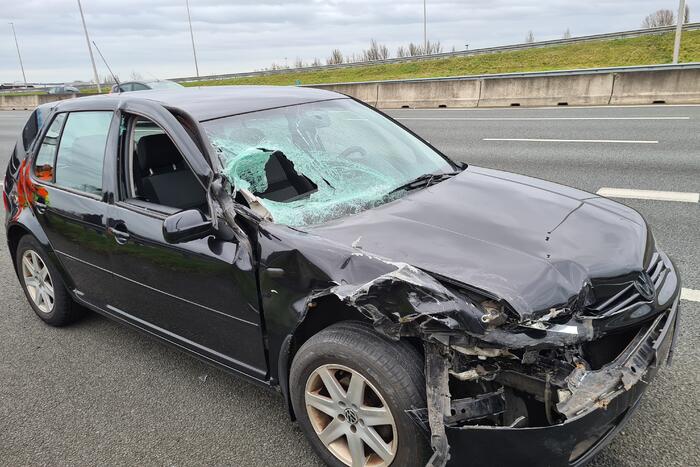 Personenauto klapt op trailer van vrachtwagen