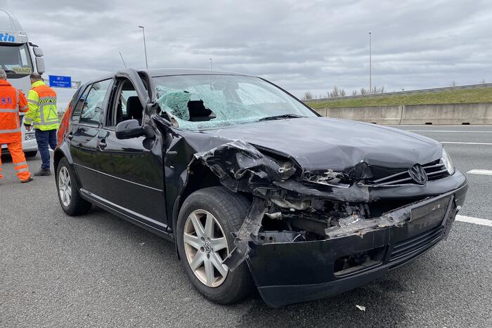 Personenauto klapt op trailer van vrachtwagen