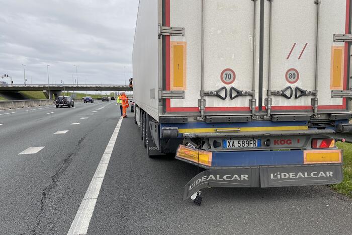 Personenauto klapt op trailer van vrachtwagen