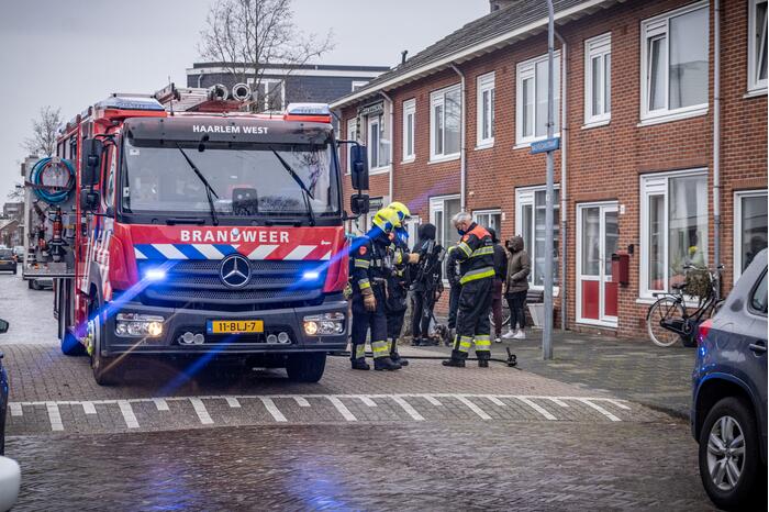 Brandweer blust brand op zolder
