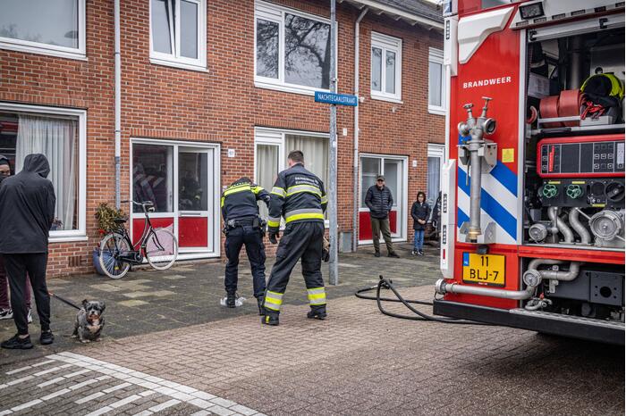 Brandweer blust brand op zolder