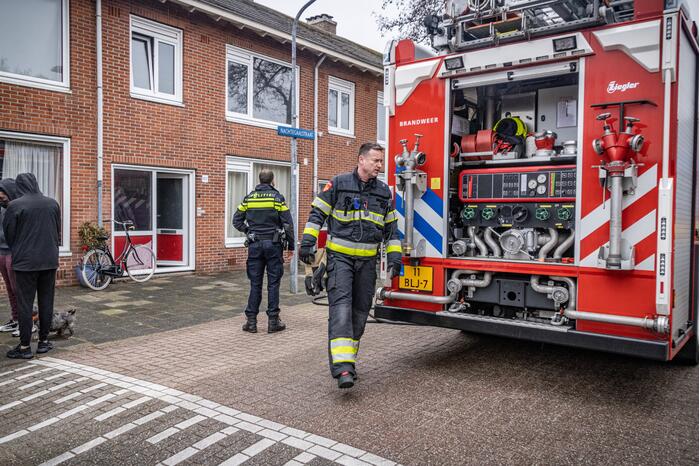 Brandweer blust brand op zolder