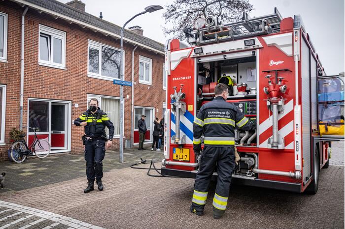 Brandweer blust brand op zolder