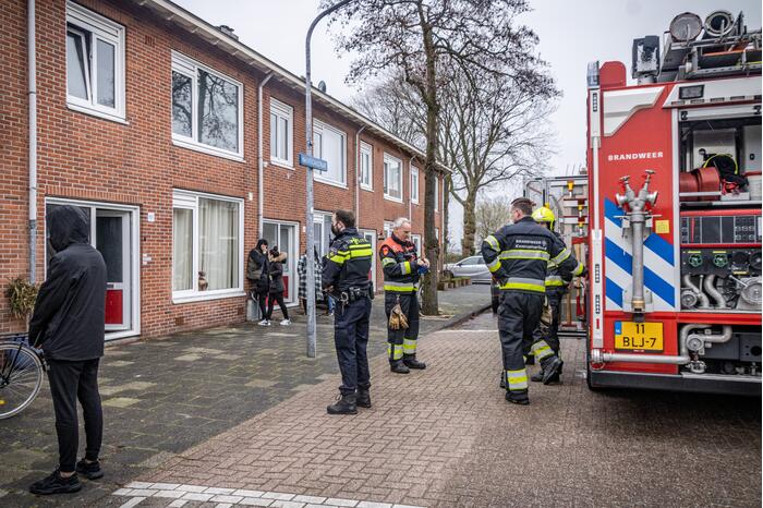 Brandweer blust brand op zolder