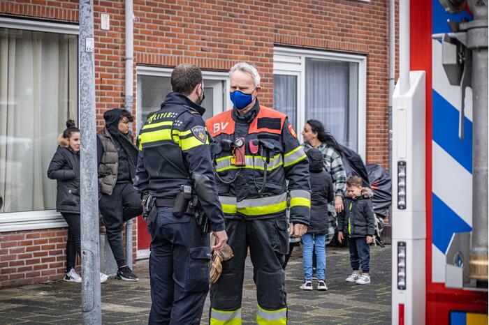 Brandweer blust brand op zolder