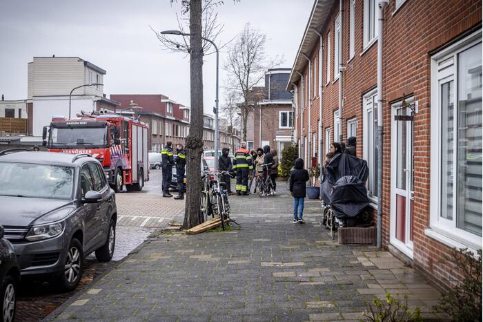 Brandweer blust brand op zolder